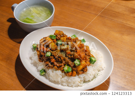 乾咖哩和高麗菜湯的彩色餐桌 124123313
