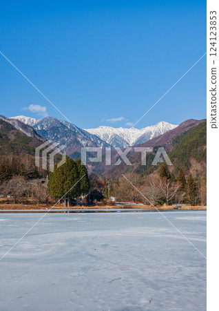 結冰的駒池湖和白雪皚皚的中央阿爾卑斯山【駒根高原】 124123853