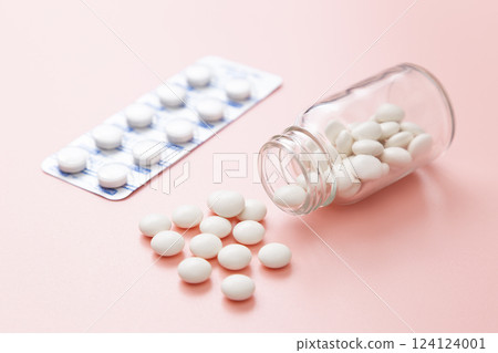 粉紅色背景的藥丸 124124001