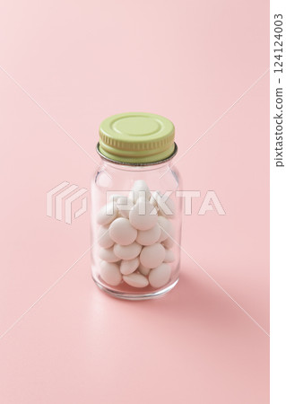Pills on a pink background 124124003