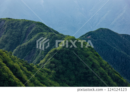 從南阿爾卑斯山赤石山東脊望去的赤石小屋 124124123