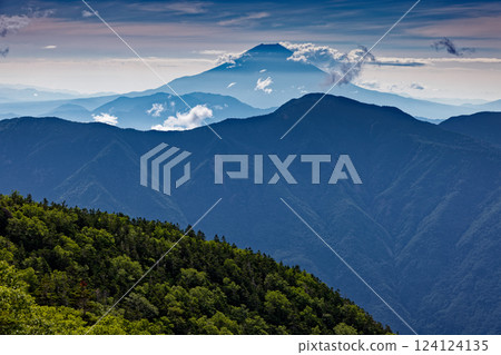 從南阿爾卑斯山、赤石嶽山脊和富士見平眺望富士山 從南阿爾卑斯山、赤石嶽山脊和富士見平眺望富士山 124124135