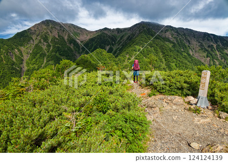 登山者攀登南阿爾卑斯山的赤石山和富士見山 124124139