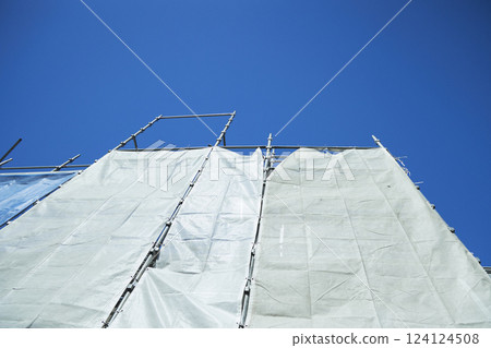 覆蓋著灰色布片的建築工地。在居住區裡，一連串的建築工地是常見的景象。日本風景。 124124508