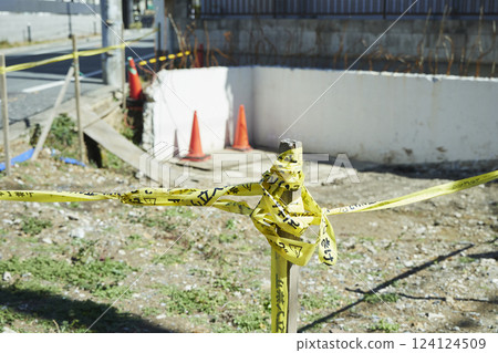 黃色禁止擅闖膠帶 住宅區空地上張貼的禁止擅闖膠帶 124124509