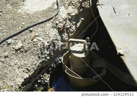 黃色禁止擅闖膠帶 住宅區空地上張貼的禁止擅闖膠帶 124124511