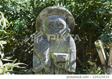 花園中陳列的地藏菩薩像。面容慈祥的石地藏菩薩像。 124124515