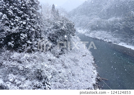 從吉野川橋眺望吉野川積雪(高知縣大豐町) 從吉野川橋眺望吉野川積雪(高知縣大豐町) 124124853