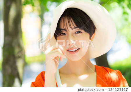 戴草帽的婦女 124125117