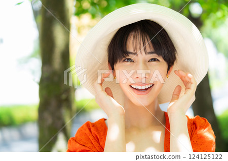 戴草帽的婦女 124125122