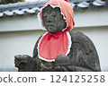 戴著紅色頭巾的地藏菩薩像。石像。日本寺廟風景 124125258