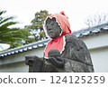 戴著紅色頭巾的地藏菩薩像。石像。日本寺廟風景 124125259
