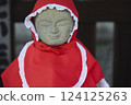 戴著紅色頭巾的地藏菩薩像。石像。日本寺廟風景 124125263