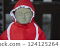 戴著紅色頭巾的地藏菩薩像。石像。日本寺廟風景 124125264