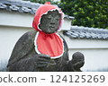 戴著紅色頭巾的地藏菩薩像。石像。日本寺廟風景 124125269