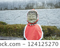 戴著紅色頭巾的地藏菩薩像。石像。日本寺廟風景 124125270