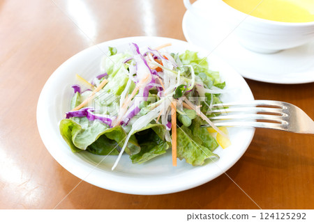 Delicious raw vegetable mini salad and soup Delicious raw vegetable mini salad and soup 124125292