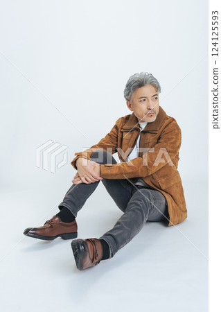 一位時尚的中年男士的時尚肖像 一位時尚的中年男士的時尚肖像 124125593
