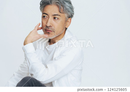 一位時尚的中年男士的時尚肖像 124125605