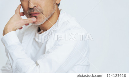 一位留著鬍子的中年老人嘴巴的特寫 124125618