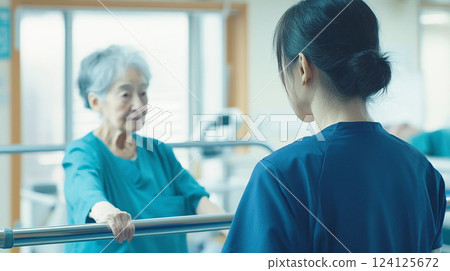 女性員工助力老年人康復 124125672