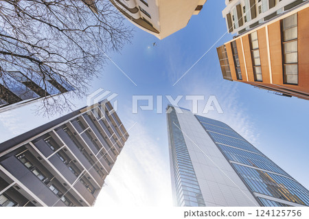 東京市內矗立著巨大的建築物 東京市內矗立著巨大的建築物 124125756