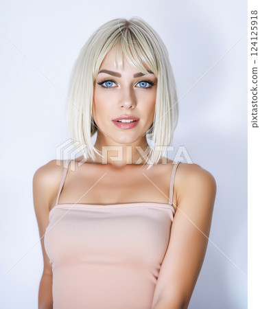 一位年輕的金髮女子的形象,白人 一位年輕的金髮女子的形象,白人 124125918
