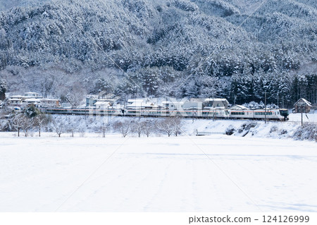 【高山本線】飛鎢特快列車在雪景中急速下彎 【高山本線】飛鎢特快列車在雪景中急速下彎 124126999