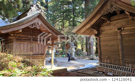 wooden shrine 124128041