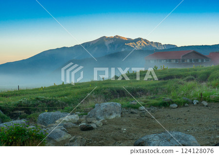 從北阿爾卑斯山的黑部五郎小屋、雙六山、三俁蓮華山的帳篷營地看到的晨霧中的藥師山 124128076