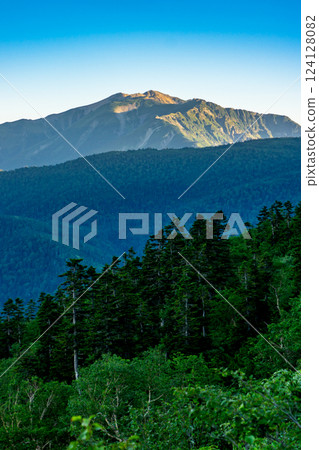 攀登北阿爾卑斯山的三俁蓮華山、三俁蓮華山時所看到的藥師山和雲平。 124128082