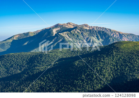 攀登北阿爾卑斯山的三俁蓮華山、三俁蓮華山時所看到的藥師山和雲平。 攀登北阿爾卑斯山的三俁蓮華山、三俁蓮華山時所看到的藥師山和雲平。 124128098