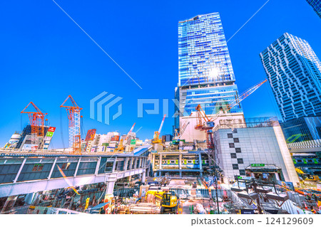 日本東京城市景觀中六隻鶴排成一排...神秘的柱子被砍斷...再見澀谷站西口...後方左側是舊八公檢票口 日本東京城市景觀中六隻鶴排成一排...神秘的柱子被砍斷...再見澀谷站西口...後方左側是舊八公檢票口 124129609