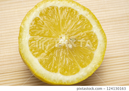 Close-up of a cutting board and cut lemons 124130163