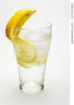 Chuhai lemon with ice cubes 124130164