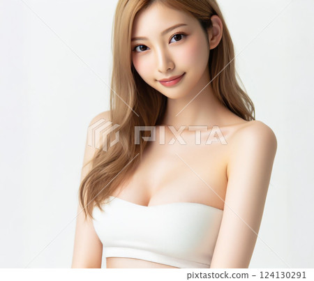 白色抹胸的美麗女人 124130291