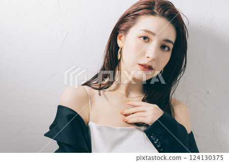 Cool beauty woman Cool beauty woman 124130375