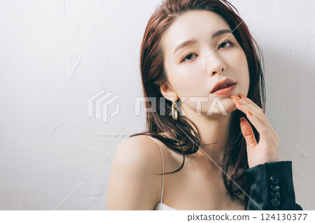 Cool beauty woman Cool beauty woman 124130377