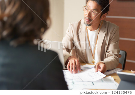 Senior businessmen making a meeting 124130476