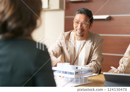 Smiling senior businessman having a meeting 124130478