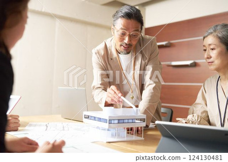 正在開會的高級商務人士 124130481