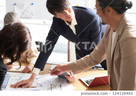 正在開會的商務人士 124130483