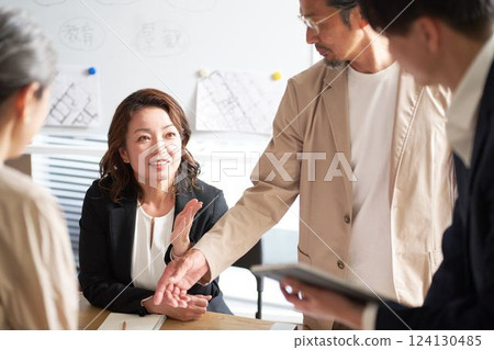 正在開會的商務人士 124130485
