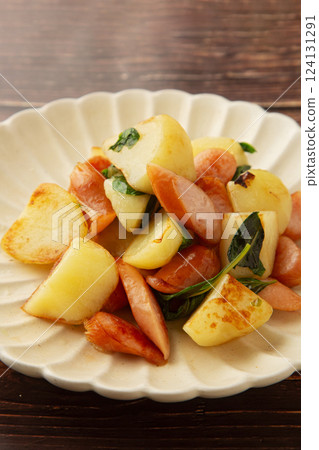 Stir-fried potatoes and sausages with basil Stir-fried potatoes and sausages with basil 124131291