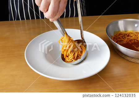 如何使用鑷子和湯匙將義大利麵排列整齊。義大利美食 124132035