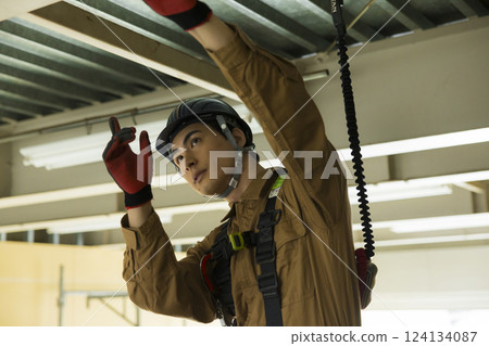 A man working at a construction site 124134087