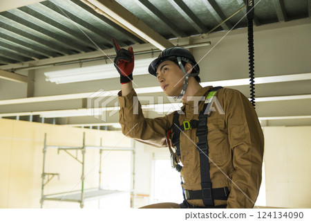 一名男子在建築地盤工作 124134090