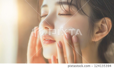 一位女士塗抹美容霜的特寫 124135394