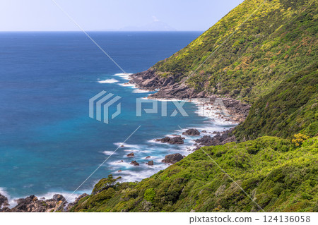 屋久島近海阿爾卑斯的大海與海岸（4月）～新葉綻放的千六座鼻 124136058