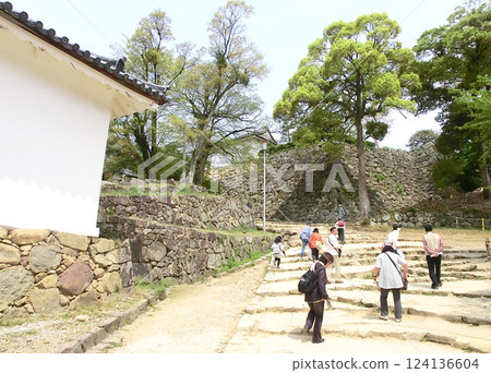 Stairs leading from the Tenbin Yagura to the Taiko Yagura at Hikone Castle (Hikone City, Shiga Prefecture) Stairs leading from the Tenbin Yagura to the Taiko Yagura at Hikone Castle (Hikone City, Shiga Prefecture) 124136604